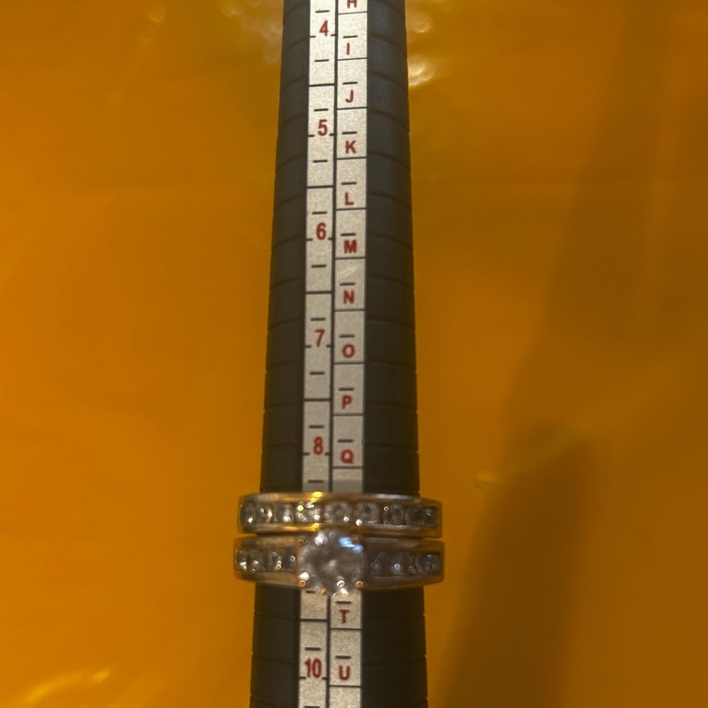 Vintage Elegant Gold-Tone Ring with Sparkling Accents Gold Set